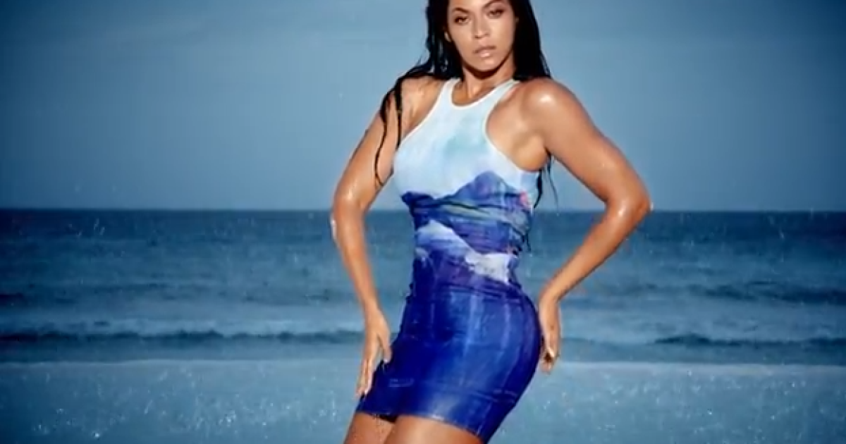 Бейонсе у купальниках від H&M / © YouTube