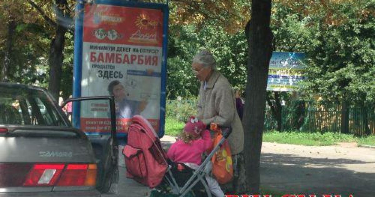 Жінка просить гроші у водіїв