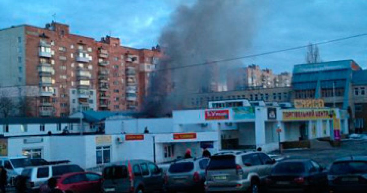 У Вишгороді загорівся і ледь не вибухнув торговельний центр (фото, відео)