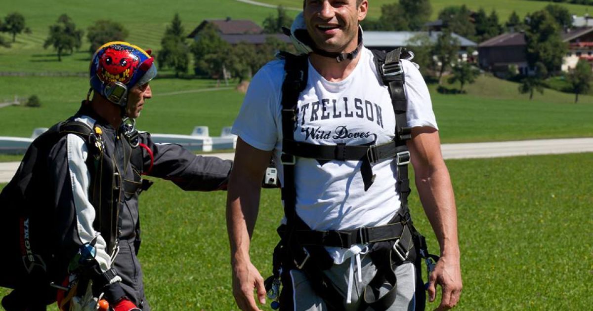 Віталій Кличко похизувався стрибком з парашутом з родиною / © rocketnews24