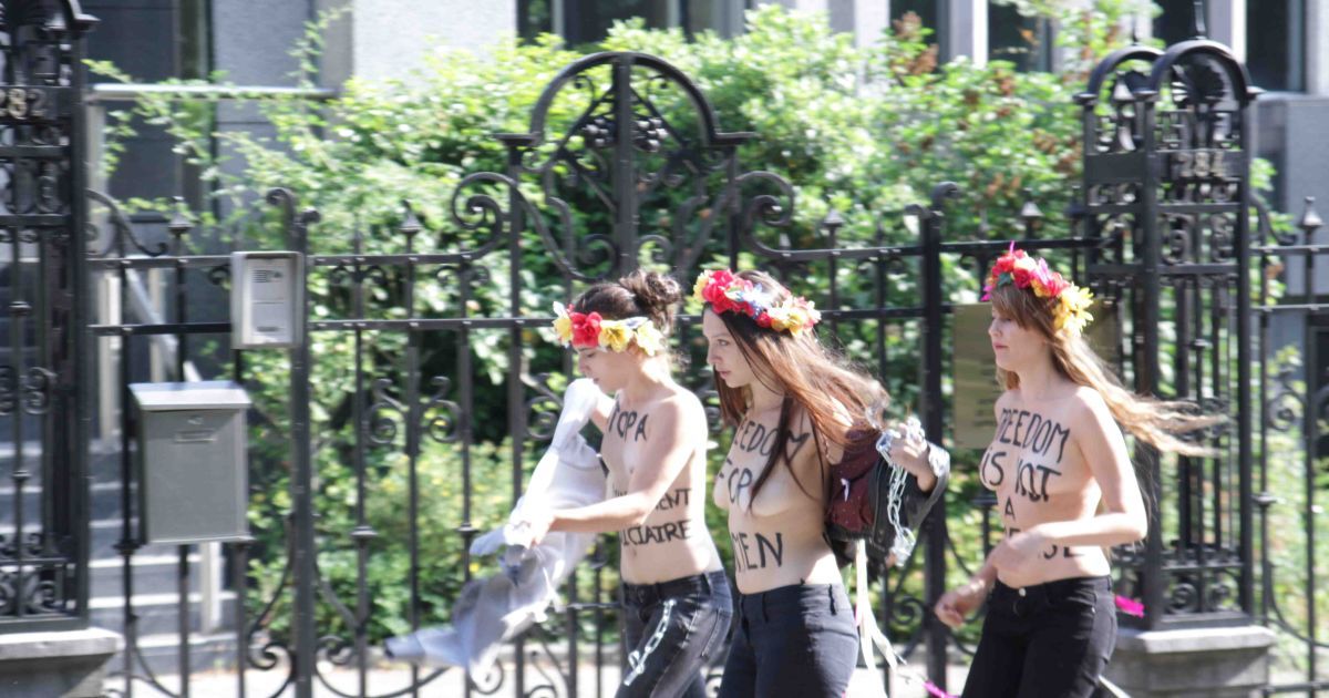 Femen під посольством Тунісу в Бельгії_13 / © dinternal.com.ua