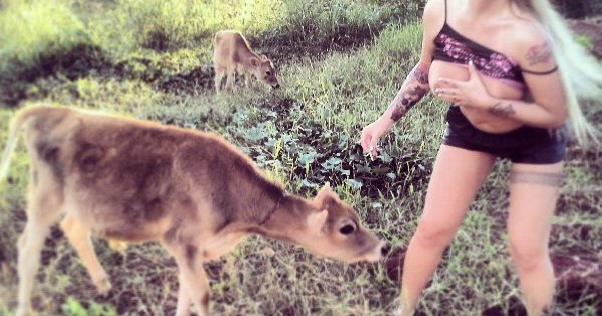 Бразильська модель нагодувала грудьми теля. / © instagram/djsabrinaboing/