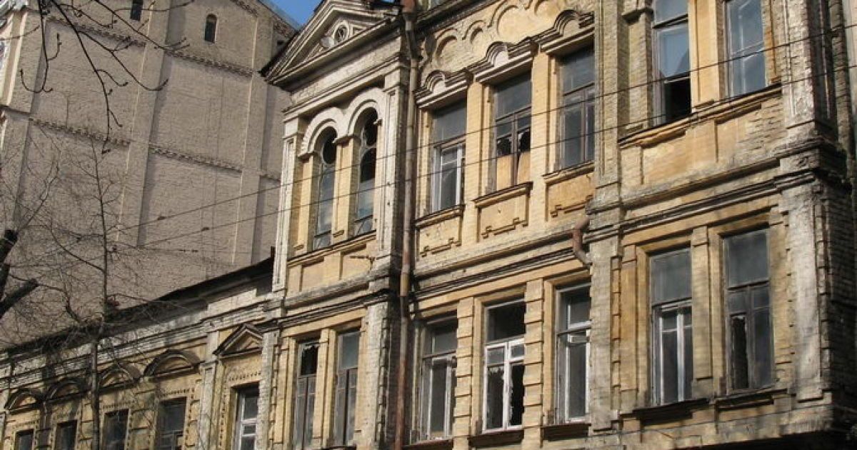 Історичну будівлю давно хочуть прибрати до рук приватні фірми
