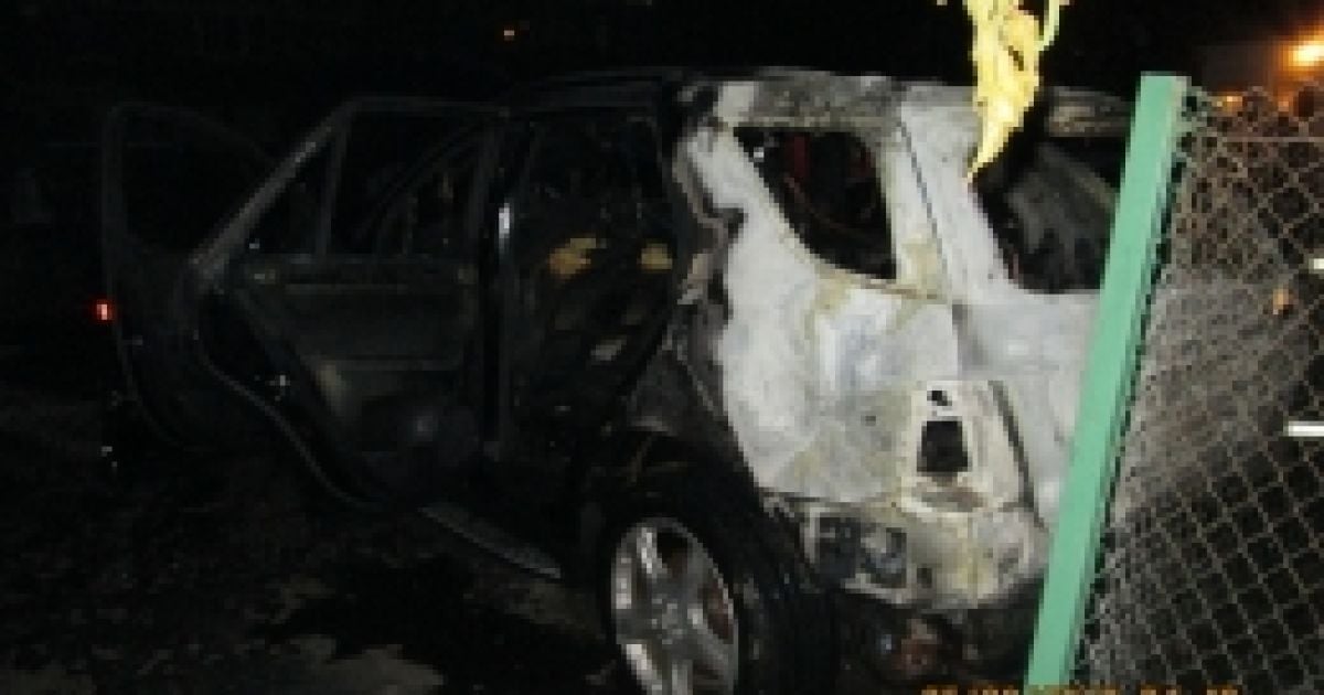 На Осокорках вночі згоріло дві машини на парковці