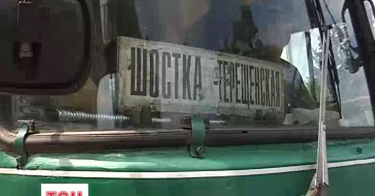 Непритомну жінку ще й обікрали на зупинці.