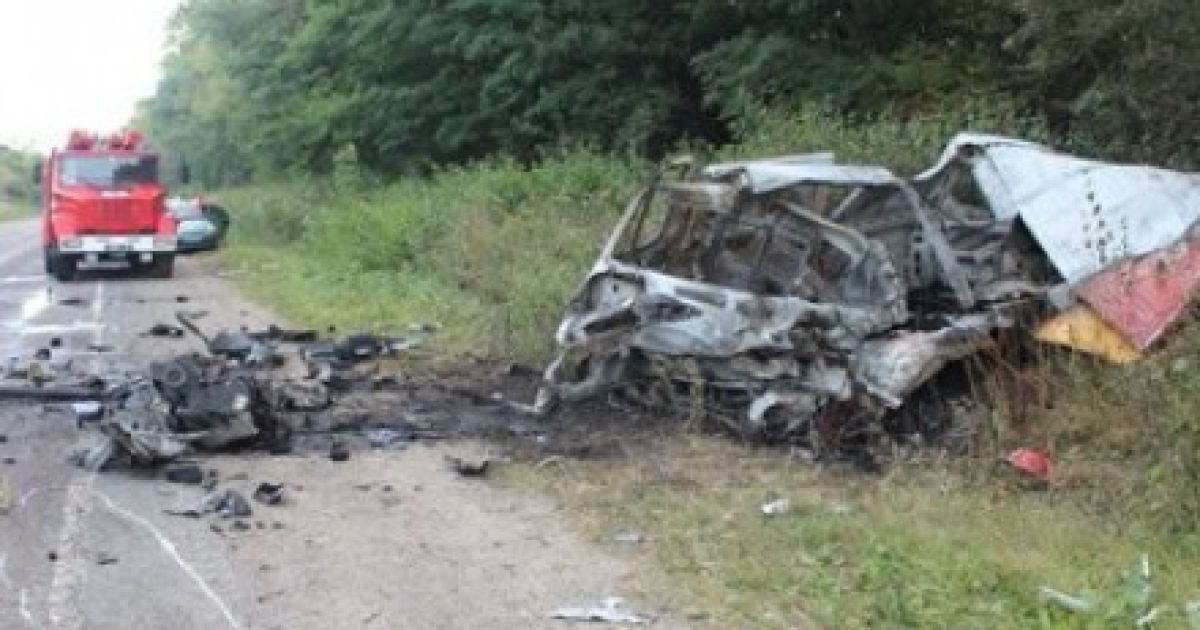 Молоковоз розплющив легковик