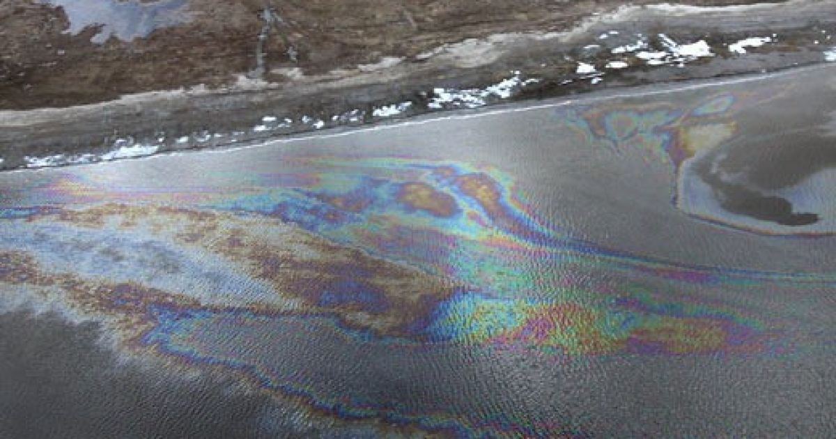 У Дніпрі знайшли масляну пляму