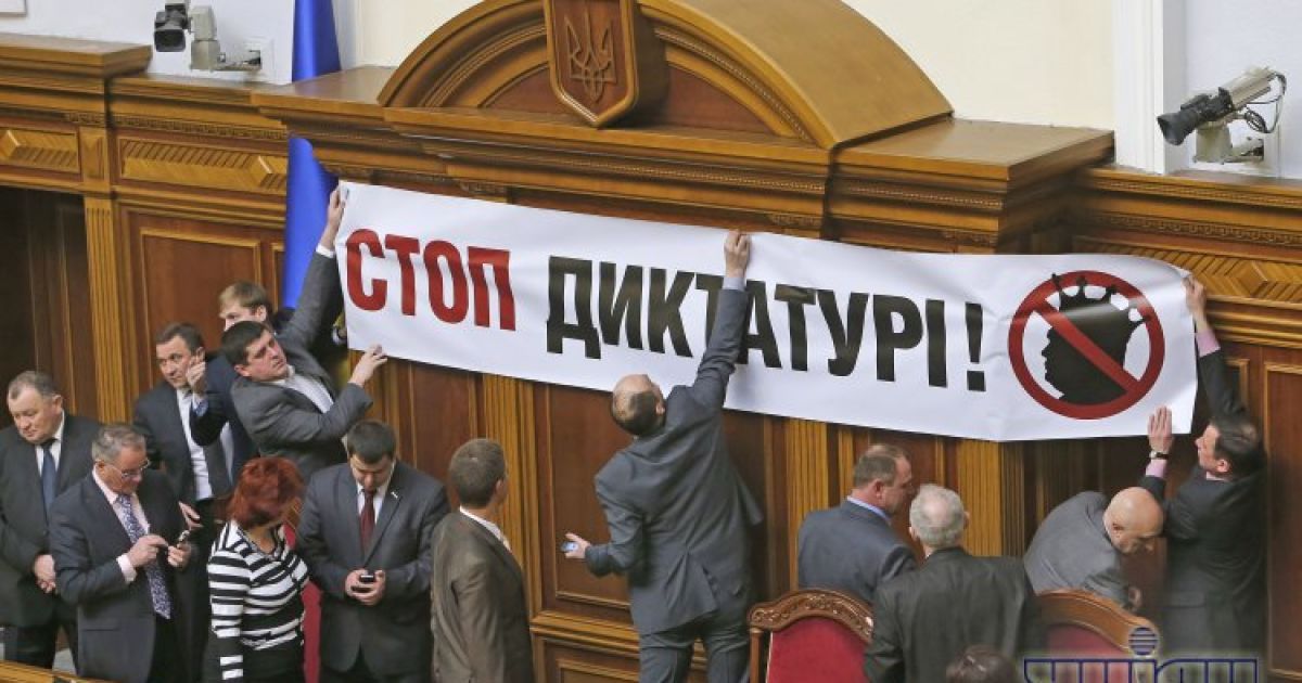 Картонний Азаров став місцем паломництва нардепів у Раді / © УНІАН