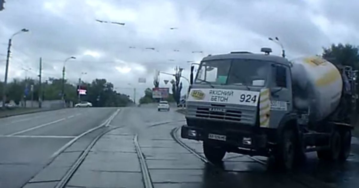 Швидка їхала на "червоний"