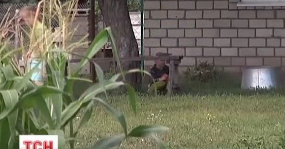 Сусіди стверджують, що прийомний батько змушував дітей важко працювати