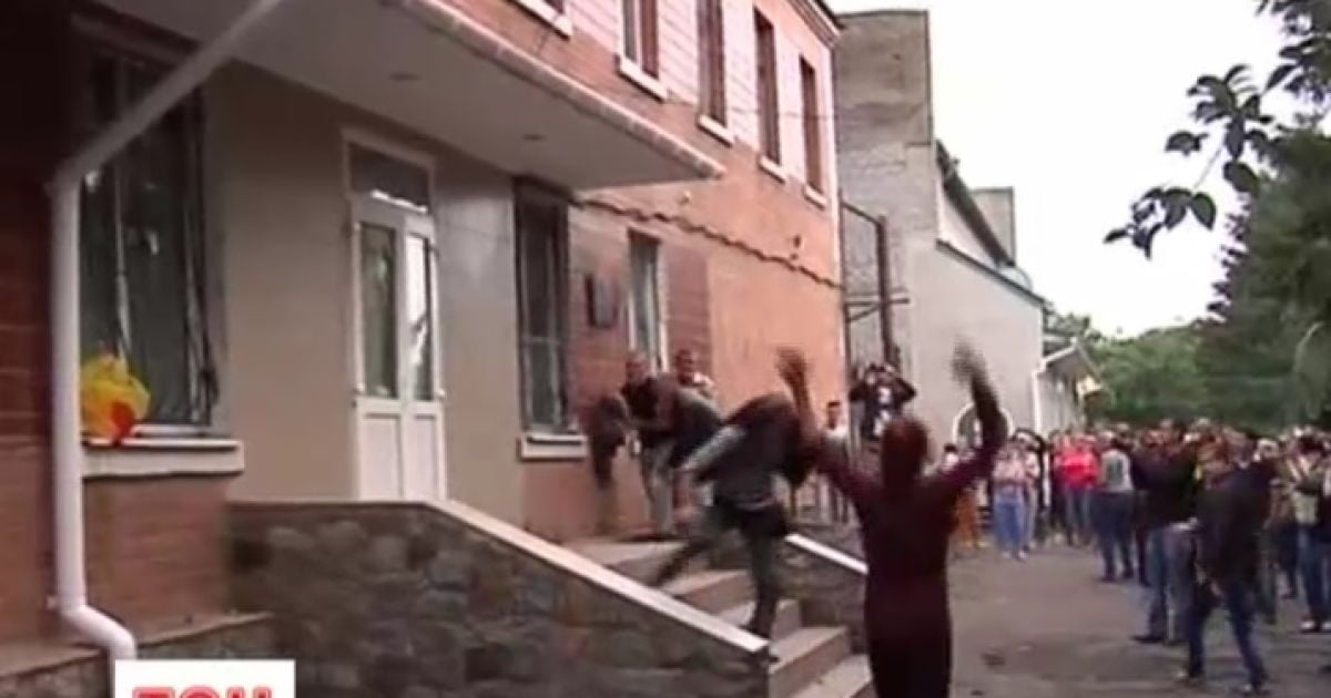 В прокуратурі хочуть покарати мешканців Врадіївки за штурм міліції.