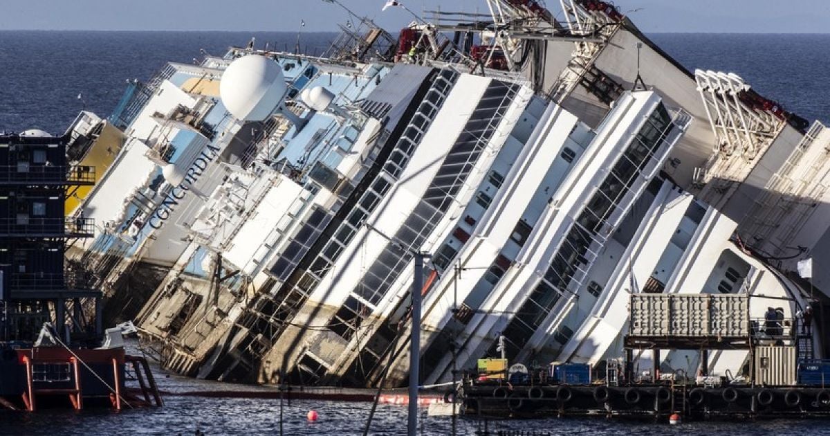 Costa Concordia поставили вертикально у берегів Італії / © Фото EPA/UPG