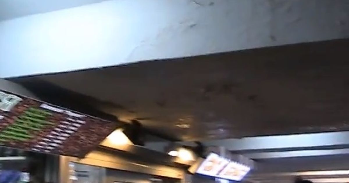 Біля виходу на вулицю Червоноармійську зі стелі переходу течуть потоки води