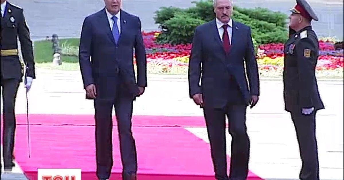 Лукашенко марно вмовляв Януковича обрати МС замість ЄС