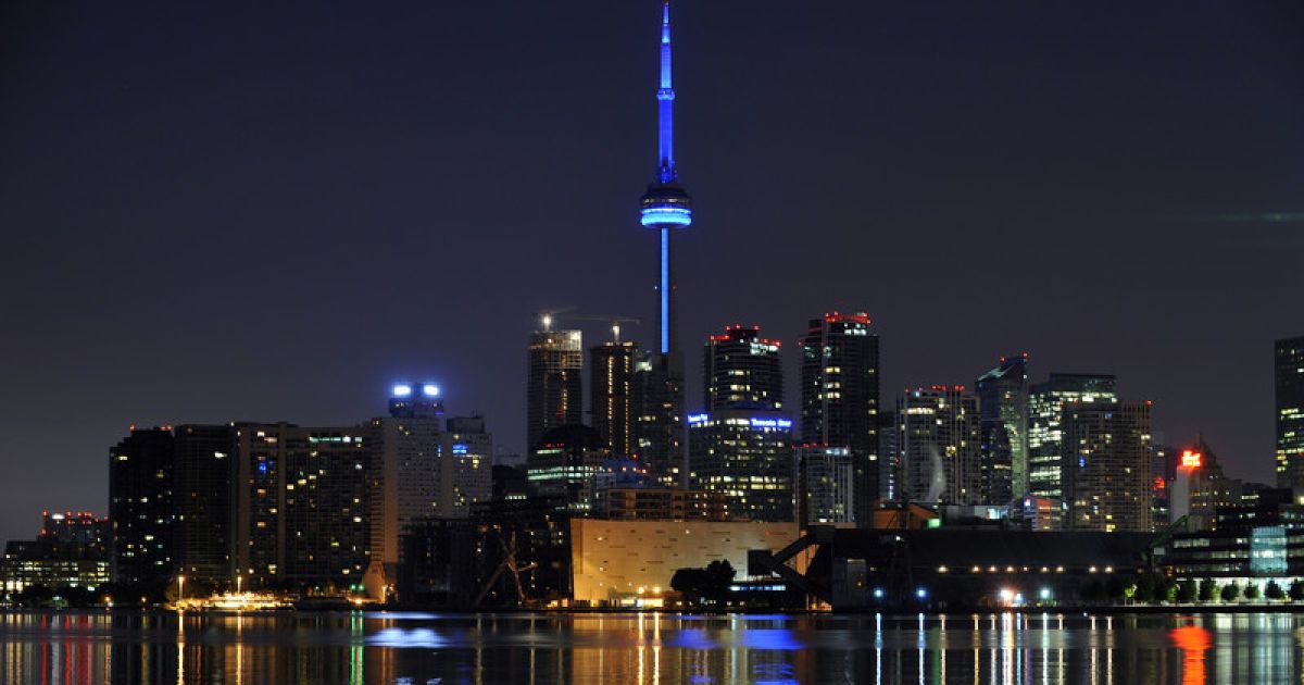 CN Tower в Торонто спалахнуло святковими вогнями / © Фото EPA/UPG