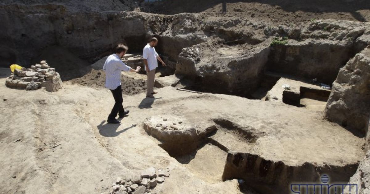 Місцеві жителі знесли паркан на будівництві / © УНІАН