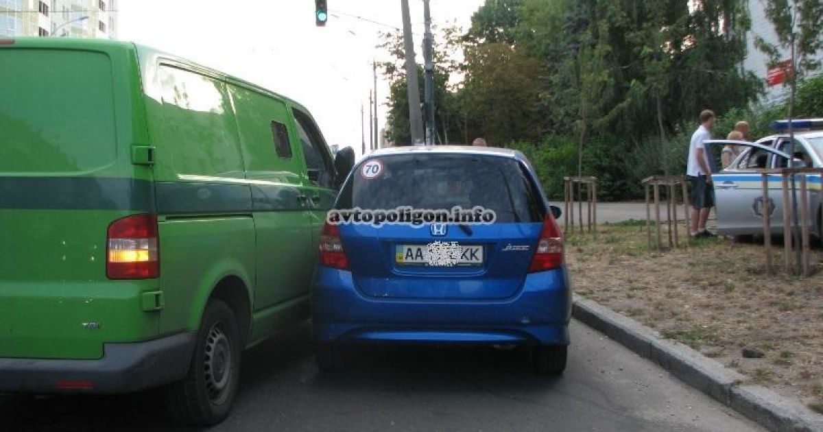 У Києві інкасатори влаштували аварію