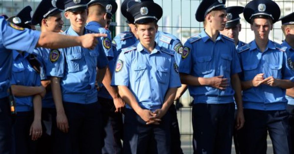 За словами представників опозиційних сил, міліція перешкоджає приїхати їм на мітинг