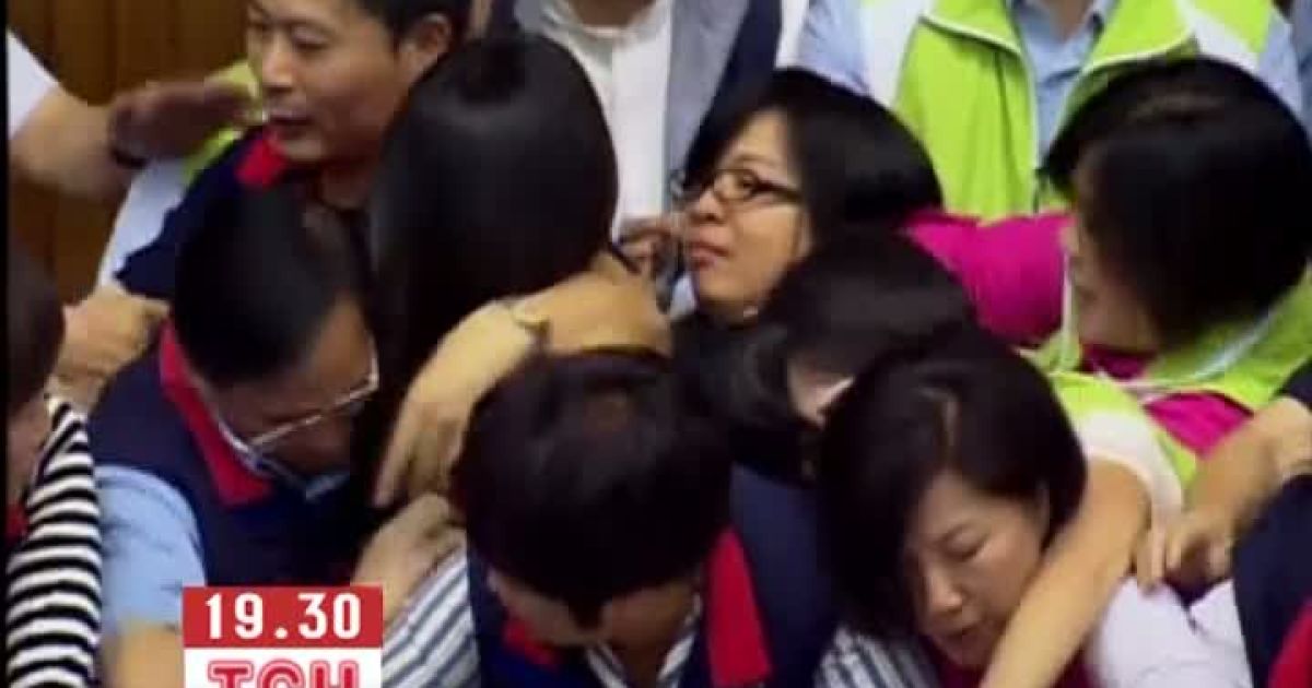 Тайванські депутати побилися через закон