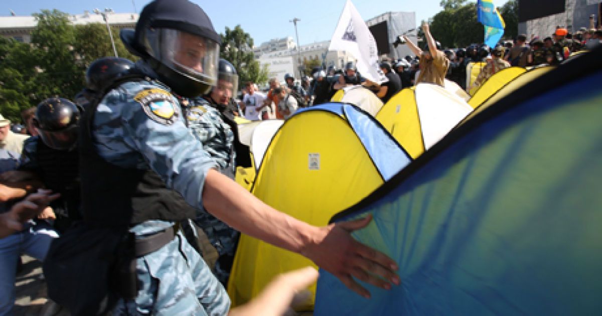"Беркут" знищив намети опозиції