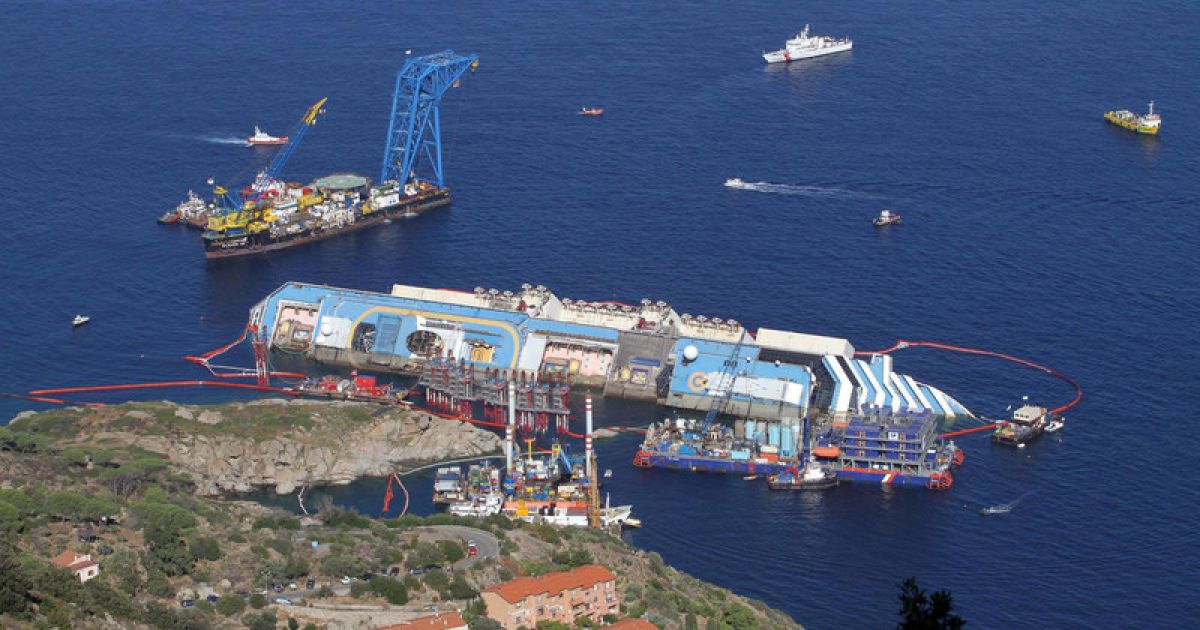 Costa Concordia поставили вертикально у берегів Італії / © Фото EPA/UPG