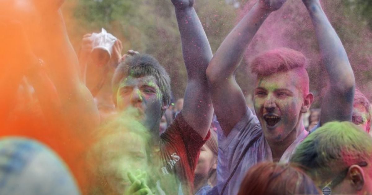 Кияни кидали один в одного фарбою / © УНІАН