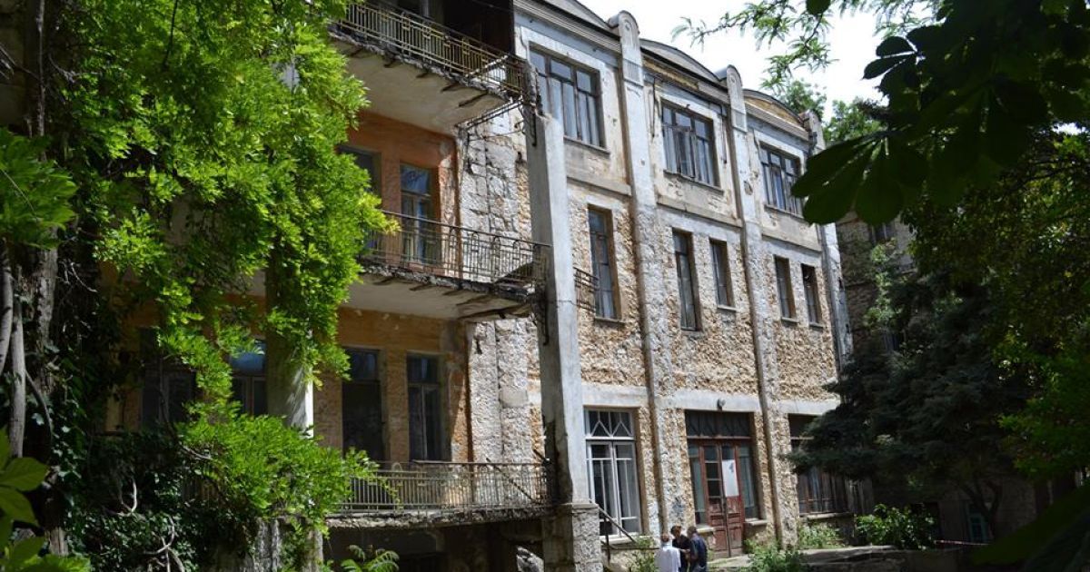 Дівчинка розбилася, провалившись вниз разом з балконом / © Facebook/Леонид Карпов