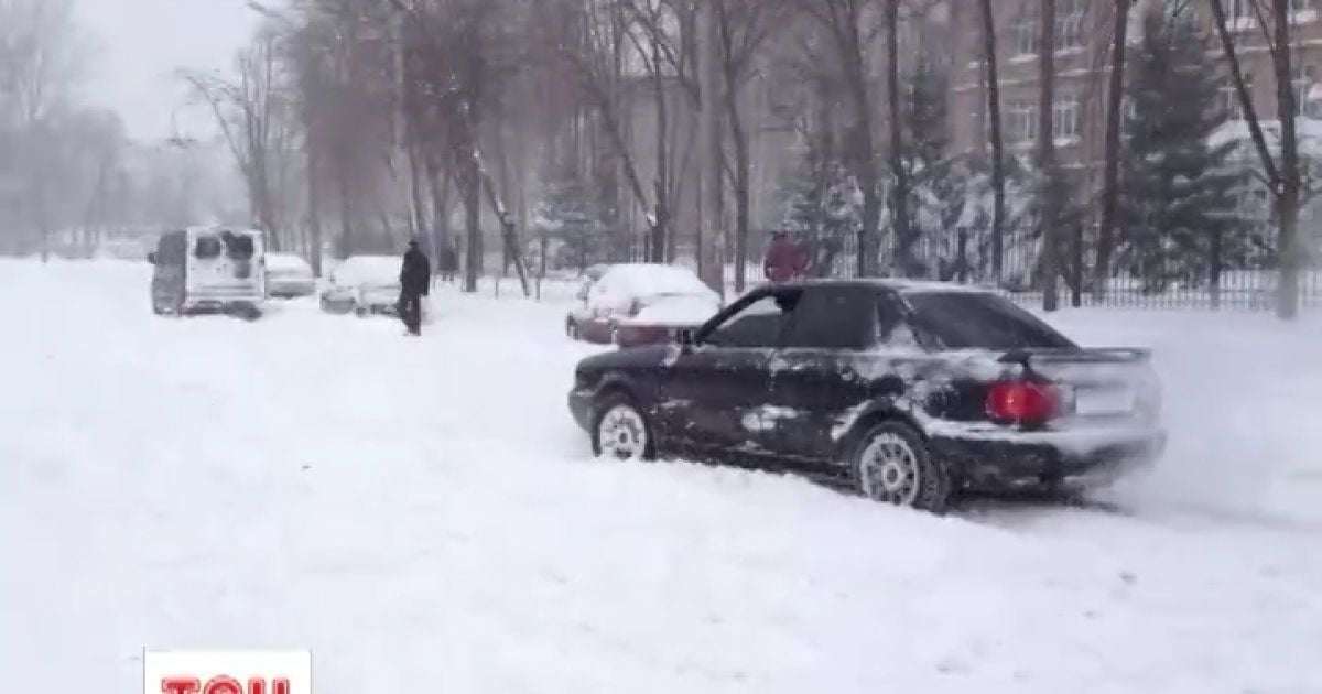 Київ пережив день снігового полону