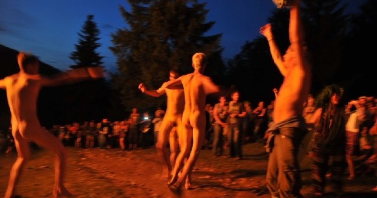 На Закарпатті свято Івана Купала відзначили "голими танцями" біля ватри