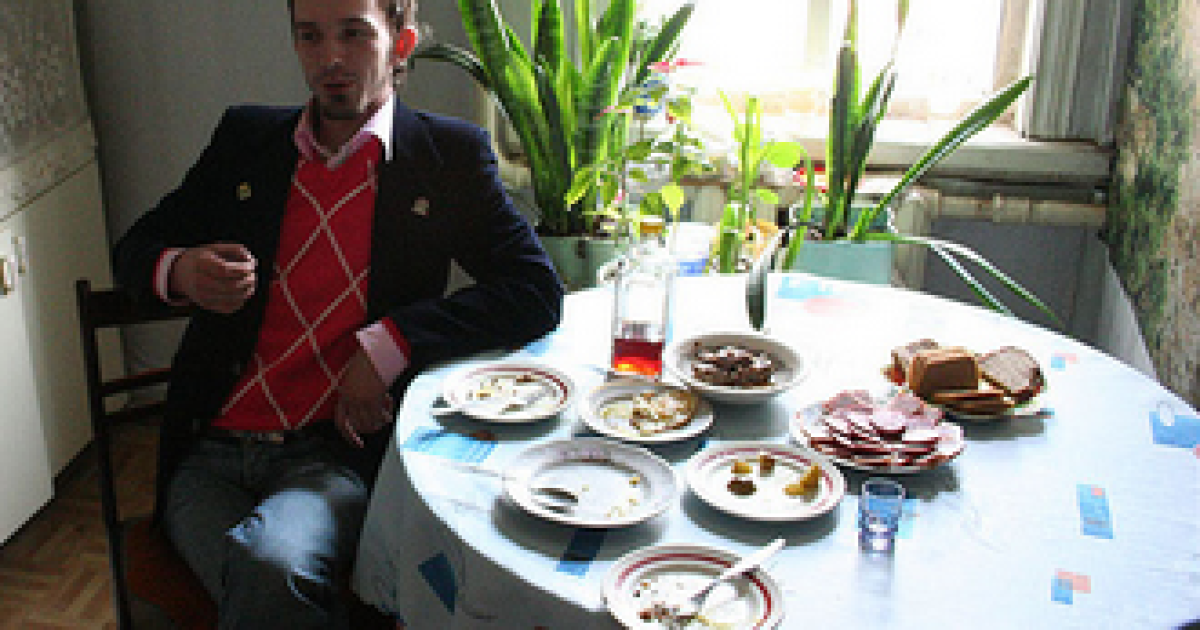 Щоб зберегти родину, деякі жінки терплять пияк-супутників.