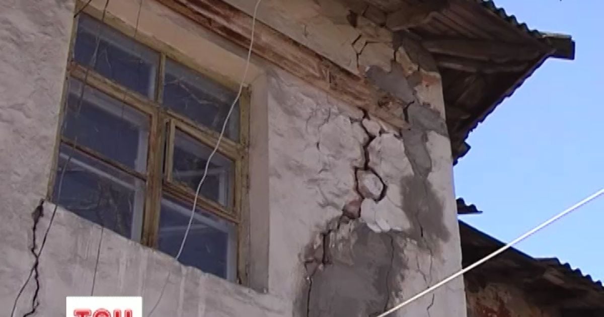 На Луганщині люди можуть опинитись під руїнами