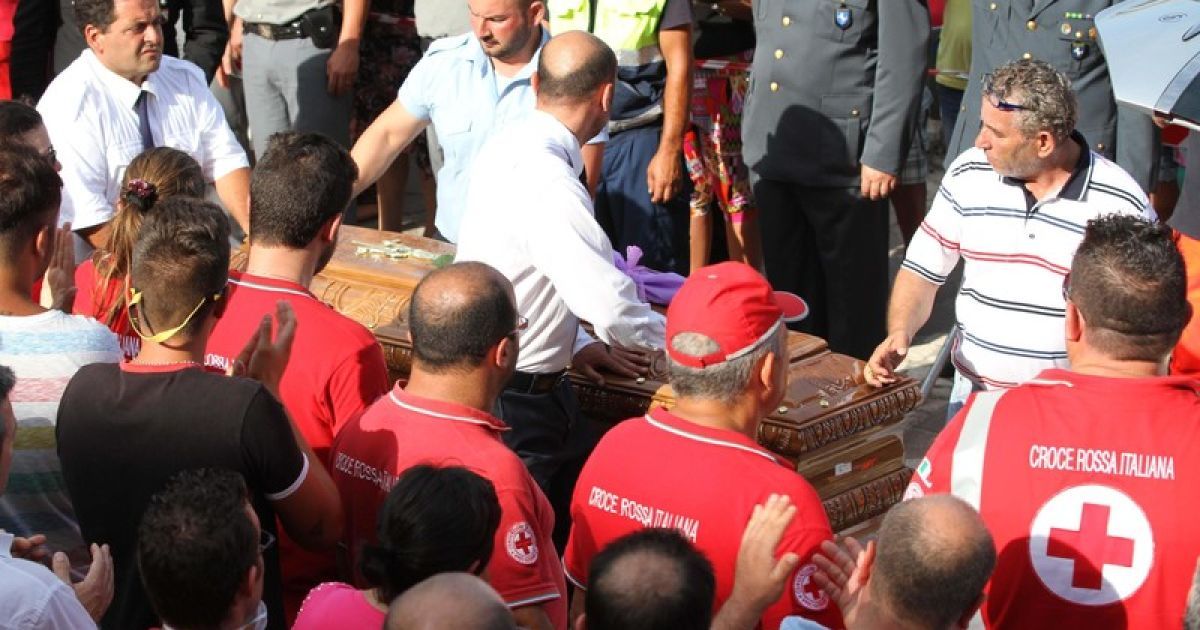 В Італії родичі та друзі загиблих оплакують своїх близьких / © http://twitter.com/mrskutcher