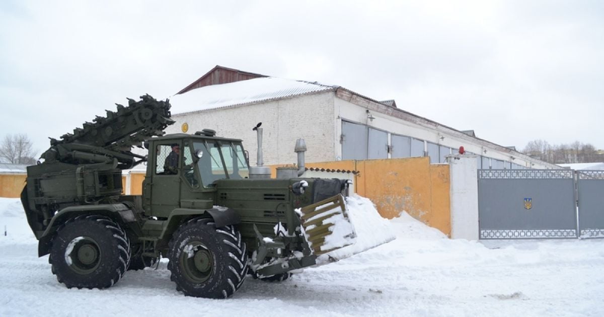 В Киеве со стихией воюют президентские БТРы / © Міністерство оборони