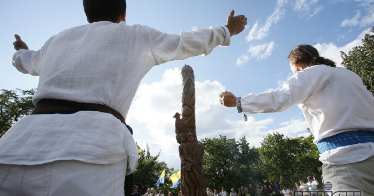 Тепер у Києві стоїть Перун / © УНІАН