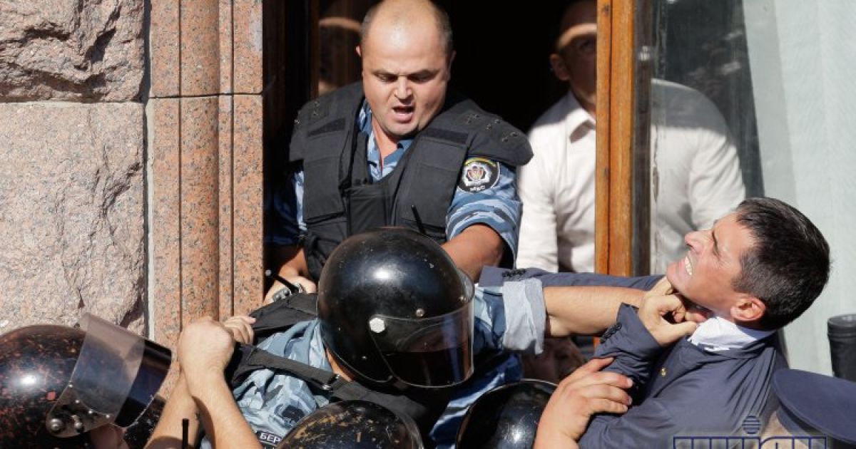 Арсеній Яценюк вдерся на вікно Київради та згодом потрапив усередину / © УНІАН