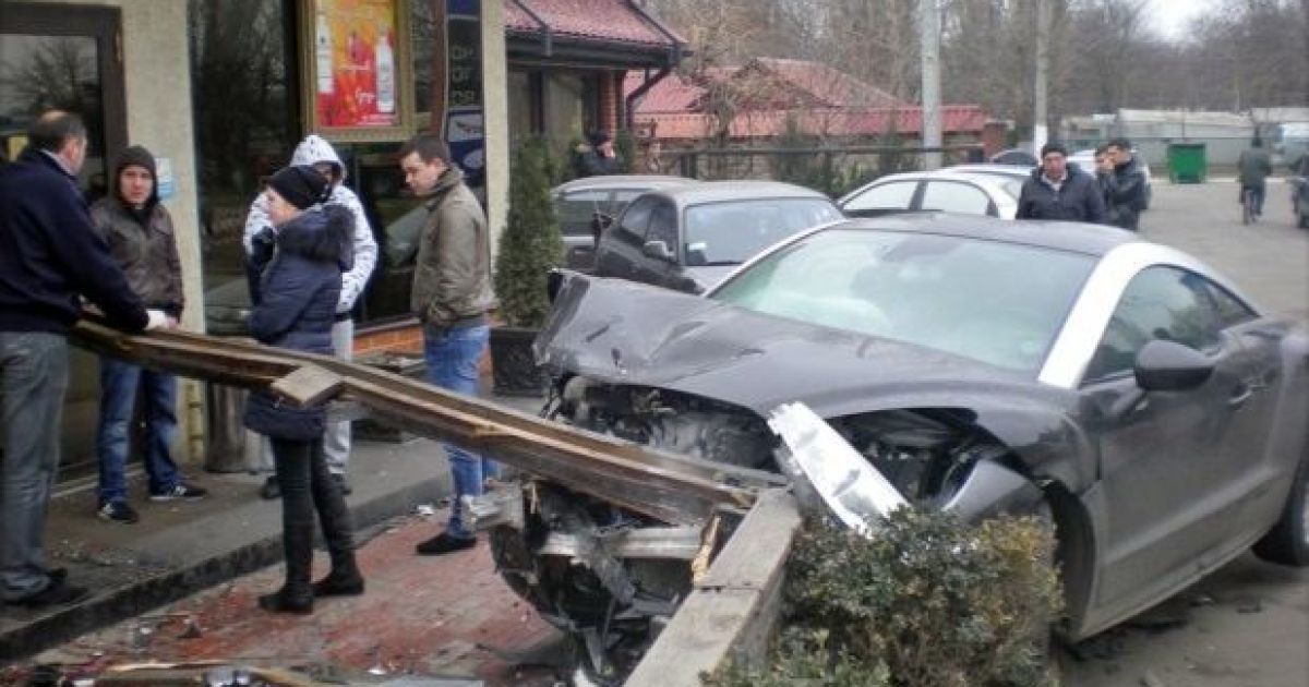 Хлопець розбив три машини, припарковані біля кафе