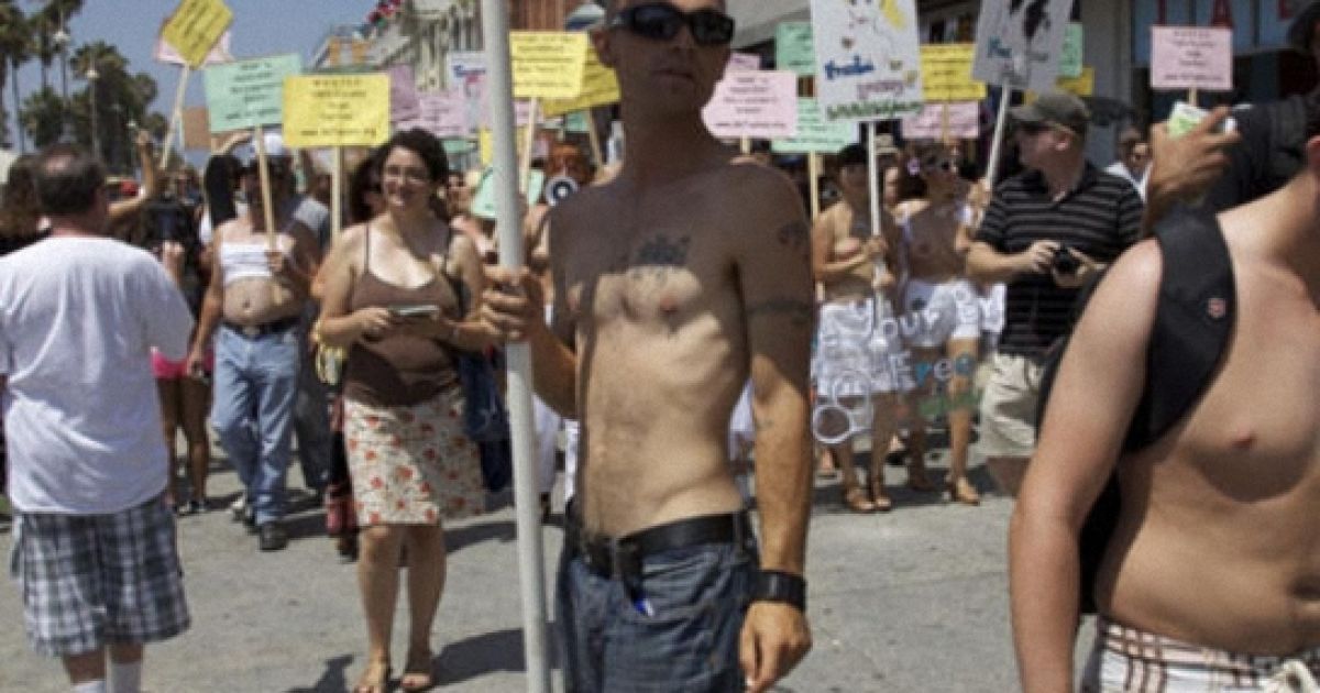 Акція Go Topless Day в Лос-Анджелесі, 2011 рік. / © navair.navy.mil