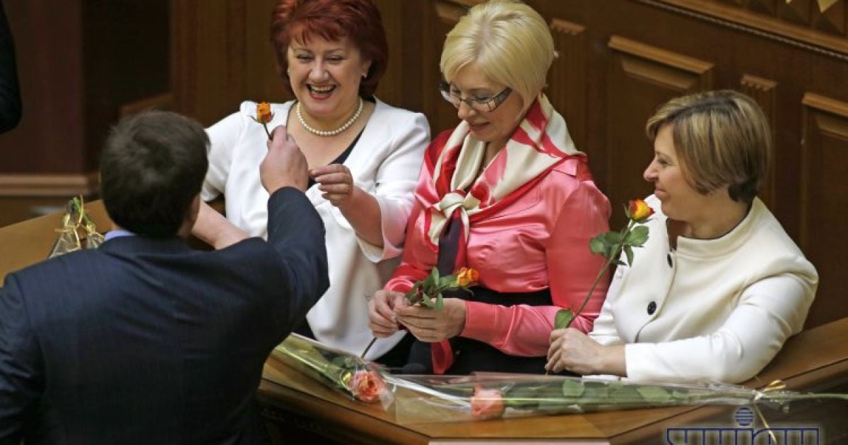 У Верховній Раді жінкам-нардепам дарували квіти