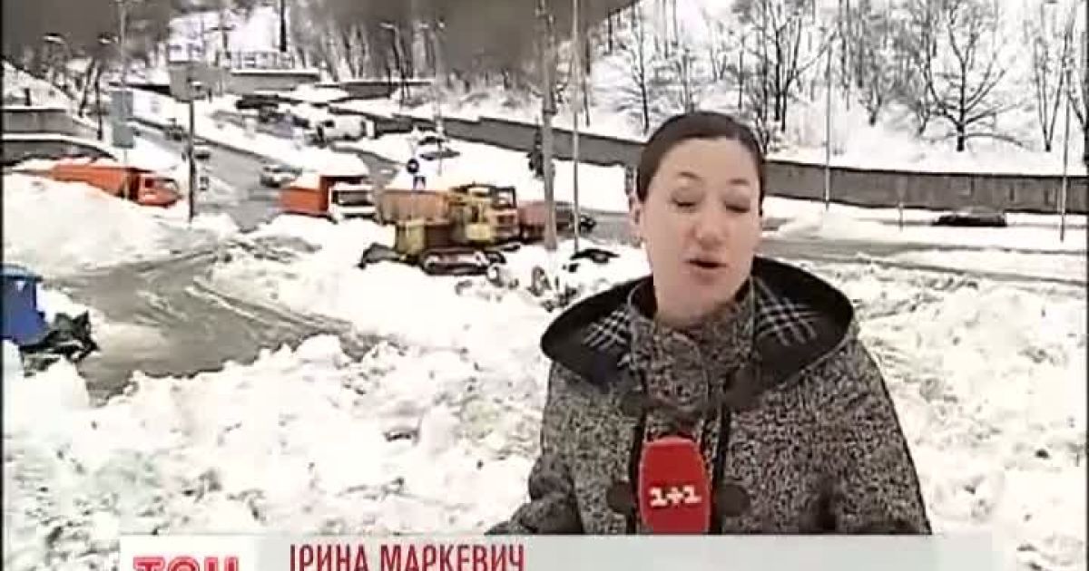 Вулиці Києва звільняють від снігу, аби висипати його в житлових масивах