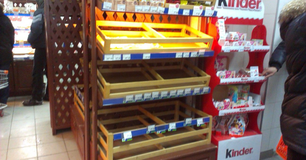 Хліб в столичні магазини обіцяють підвозити до ночі