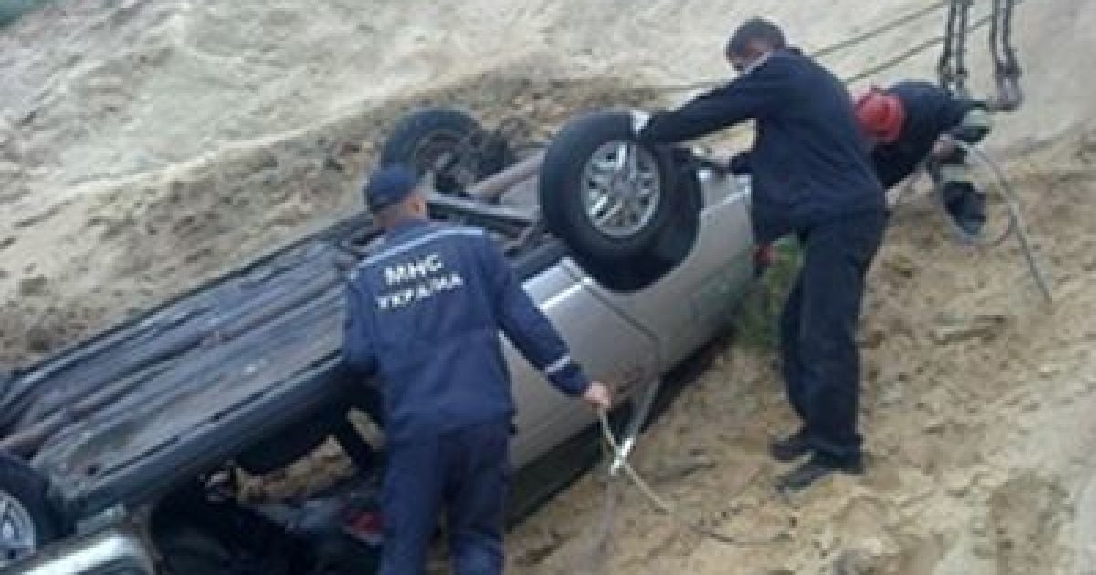 Водій не загальмував і "Жигулі" впали з обриву у річку