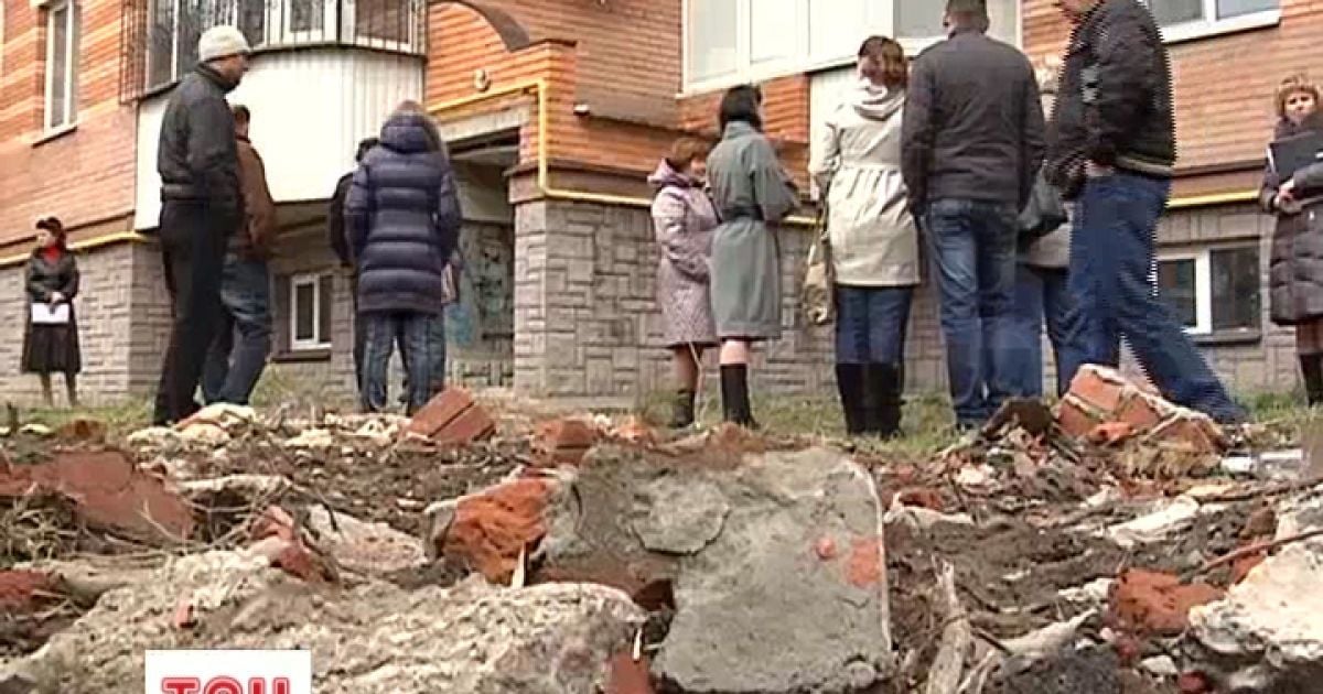 Люди протестують проти забудови їхнього двору