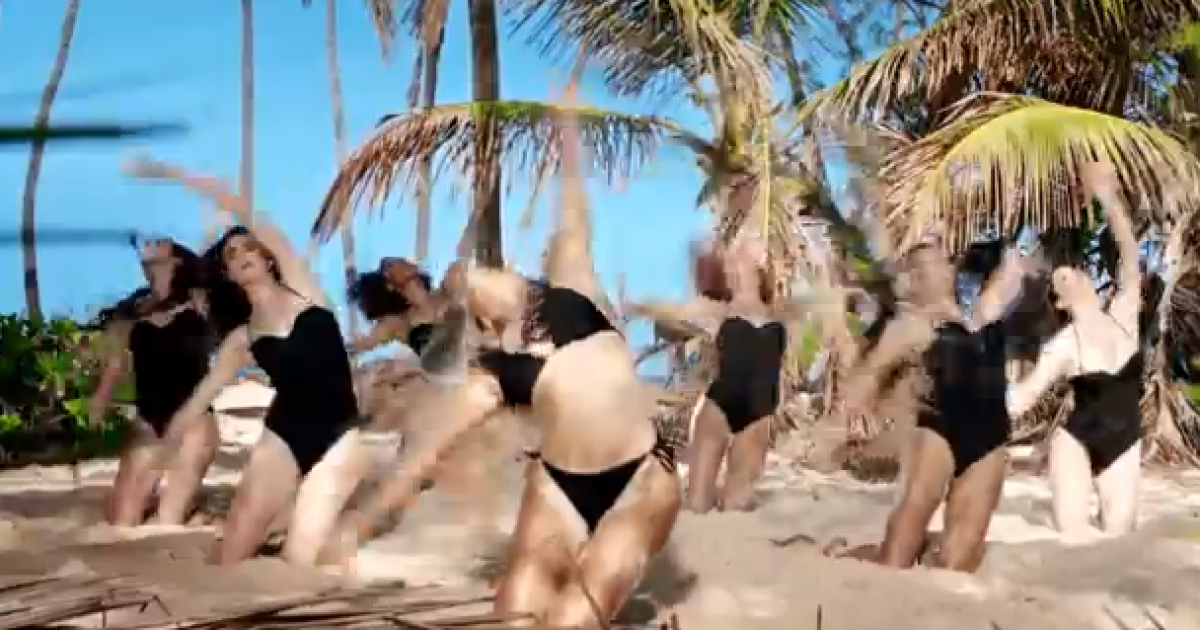 Бейонсе у купальниках від H&M / © YouTube