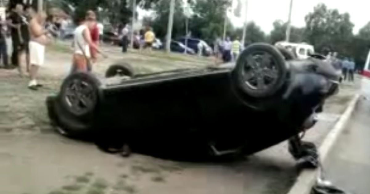 Один з легковиків занесло на зупинку