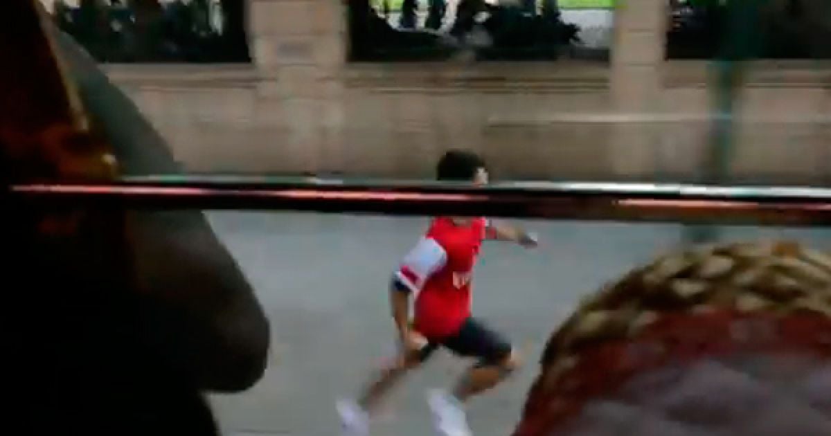 Фанат лондонського "Арсеналу" біжить за автобусом "канонірів"