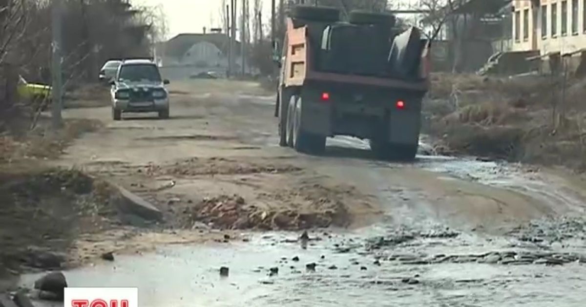 Обурені люди погрожують перекрити дорогу