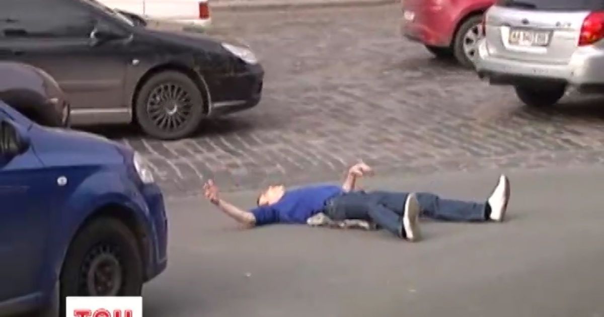 Водій валявся посеред дороги