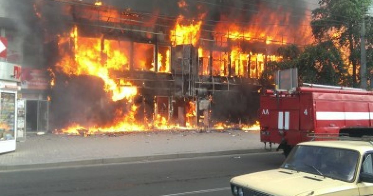 Полум'я охопило обидва поверхи ТЦ