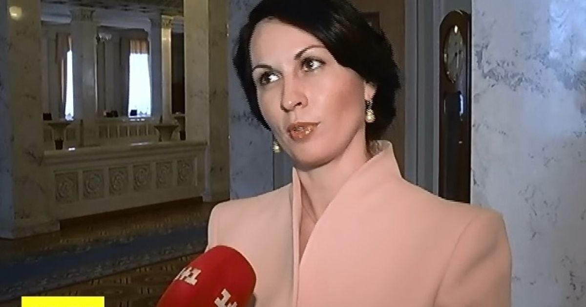 Оксана Калетник читає ведичну літературу