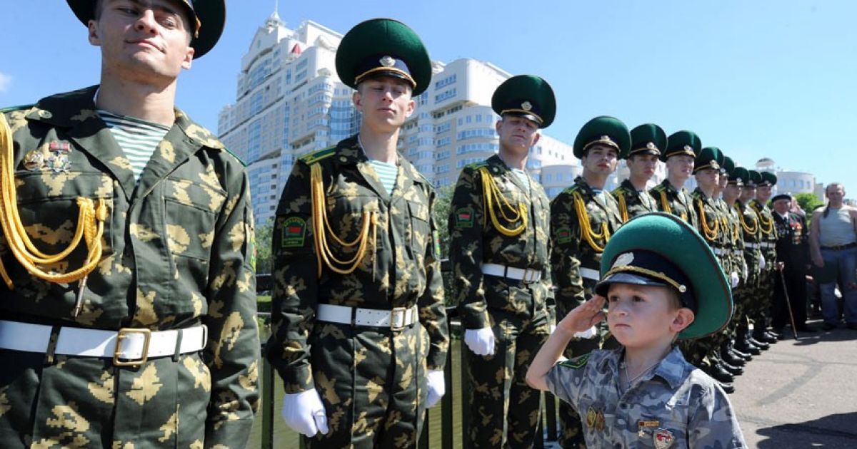 Білорусь, рекрути та хлопчик / © telegraph.co.uk